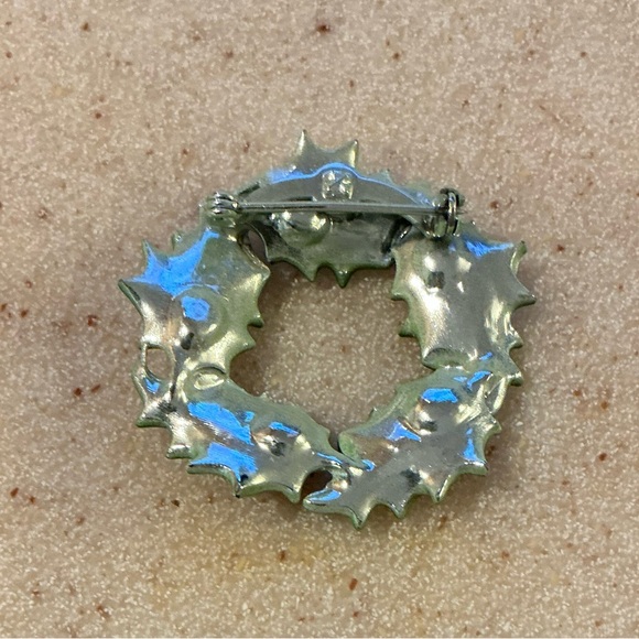 Festive Green and Red Wreath Brooch - Picture 2 of 2
